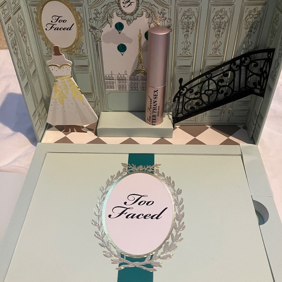 Too Faced La Petite Mason Dollhouse Box Eyeshadow Palette.  New!  Unswatched! - Picture 2 of 14